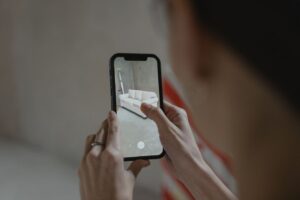 Como usar aplicativos de realidade aumentada para melhorar sua experiência de compra