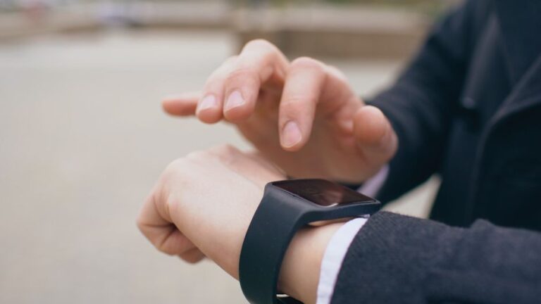 Toggl Track vs Clockify: qual escolher para controle de horas e relatórios no trabalho remoto